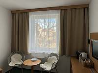 Apartmán KiRi 2 - ložnice s lůžky a posezením - Kyjov