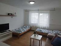 Obývací pokoj - dvě samostatná lůžka a TV - apartmán ubytování Kobylí na Moravě
