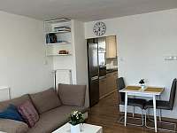 Obývací pokoj - sedačka a jídelní stůl - apartmán k pronajmutí Kobylí na Moravě