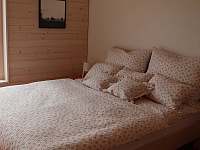Ložnice s manželskou postelí - chalupa k pronajmutí Skalička u Tišnova