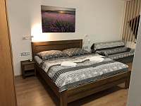 Manželská postel z masivu s matracemi z líné pěny ložnice 2 - apartmán k pronajmutí Velké Pavlovice