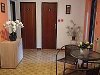 Chodba patro, vlevo vstup do třílůžkového pokoje , WC a koupelna vedle pokoje - rekreační dům k pronájmu Milovice u Mikulova