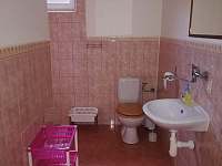 Společná koupelna se sprchou v přízemí pro dva dvoulůžkové pokoje v patře - Milovice u Mikulova