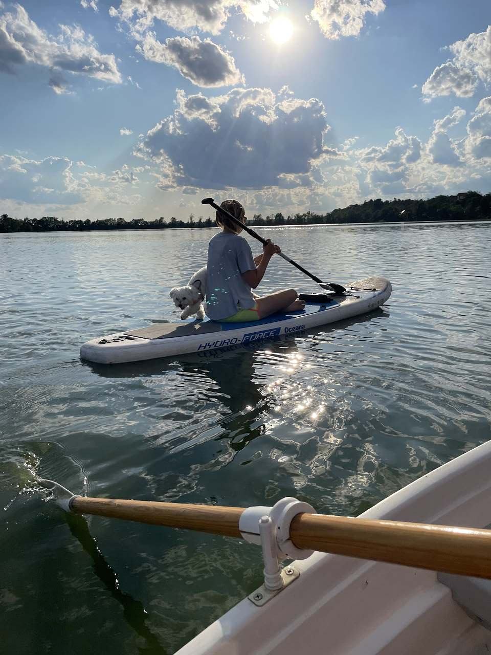 Na rybníku je možno jezdit na lodičce či na svém paddleboard