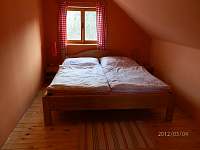 První ložnice s manželskou postelí