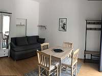 Apartmán 1 - rozkládací sedačka s jídelním stolem - Valtice