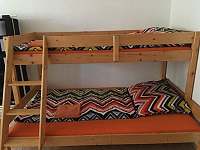 Čtyřlůžkový pokoj - patrová postel s širokým spodním lůžkem - pronájem rekreačního domu Dolní Věstonice