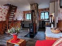 Obývací pokoj s kuchyňským koutem - chata k pronájmu Březina