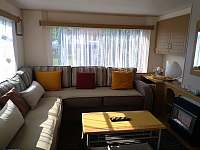 Mobilheim - obývací místnost s rozkládací pohovkou - Lednice