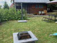 solární sprcha, venkovní ohniště - chata k pronájmu Jedovnice