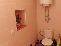 Koupelna v přízemí - pronájem chaty Lančov