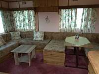 Obývací prostor s jídelním stolem - chata k pronajmutí Výrovice