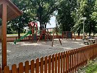 Dětské hřiště v parku naproti penzionu - Dolní Dunajovice