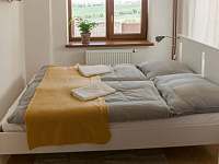 Spodní pokoj, manželská postel - pronájem chalupy Vrbice
