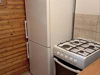 Kuchyňka lednička a kombinovaný sporák - pronájem chaty Buchlovice
