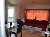 Obývací pokoj s jídelním koutem mobilheim 16 - apartmán k pronájmu Výrovice