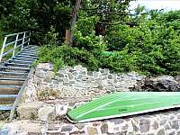 kamenné terasovité schody u vody - chata ubytování Vranovská přehrada - Štítary