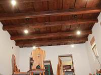 Starý dřevěný strop dokresluje nádhernou atmosféru - Šakvice