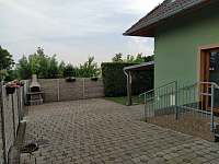 parkoviště ve dvoře - Dolní Dunajovice
