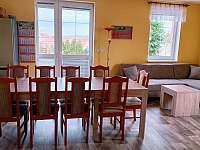 Kuchyň s obývacím pokojem a jídelním stolem až pro 10 osob - Bulhary