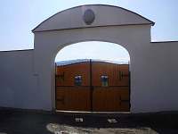 Historická brána ze 14. století, která je součástí objektu - ubytování Strachotín