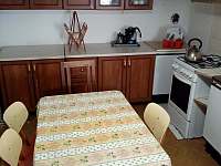 Kuchyň, stůl, konvice, dřez, mikrovlnka - pronájem chalupy Veverská Bítýška