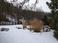 Pozemek domu v zimě - Suchohrdly