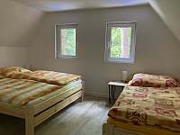 Ložnice manželská postel a jednolůžko - pronájem chaty Stvolínky