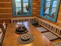 Obývací prostor s kachlovými kamny - pronájem chalupy Sušice