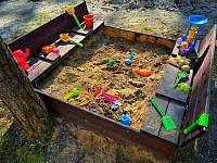K chatičce patří praktické dětské pískoviště - k pronajmutí Staré Splavy