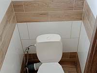 Toaleta součástí koupelny v chatičce - k pronájmu Staré Splavy