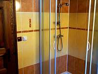 koupelna s vanou, sprchovým koutem a pračkou - chalupa k pronajmutí Doksy - Žďár
