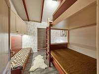 2. Ložnice: manželská postel 180 cm široka + patro s 2 lůžkama 180 cm - chata k pronajmutí Čermná v Krkonoších