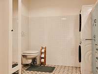 Spodní koupelna s toaletou a vstupem do sauny. - chalupa k pronajmutí Horní Maršov
