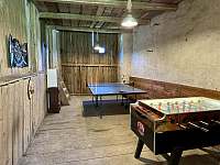 Herní část stodoly - ping pong, fotbálek Garlando, šipky - chalupa ubytování Vysoké nad Jizerou