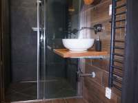 Luxusní industriální koupelna s obrovským sprchovým koutem - apartmán k pronajmutí Horní Štěpanice