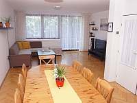 Obrovský jídelní stůl vhodný i na oslavy-) - apartmán ubytování Horní Štěpanice