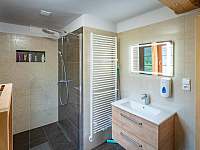 koupelna v přízemí - prostorný sprchový kout, osvětlené zrcadlo, topný žebřík - Babí