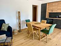 jídelní kout - rozkládací stůl pro 8 osob - apartmán ubytování Jánské Lázně