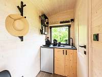 kuchyň s lednicí, indukčním vařičem a kávovarem Bosch - chata ubytování Heřmánkovice - Janovičky