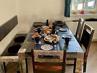 jídelní stůl - apartmán ubytování Černý Důl