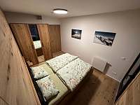 ložnice postel s manželskou postelí - Jánské Lázně