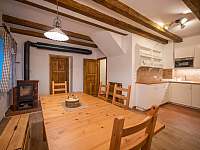 Kuchyň a společenská místnost - pronájem chalupy Dolní Rokytnice
