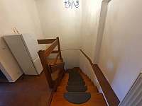 1. schodiště - pronájem roubenky Dolní Lánov
