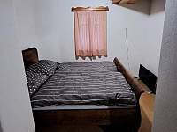 manželská postel v pokojíčku - chalupa k pronajmutí Jestřabí v Krkonoších - Křížlice