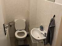 Toaleta v přízemí - chata ubytování Černý Důl - Čistá v Krkonoších