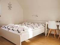 Ložnice s manželskou postelí - pronájem rekreačního domu Mladé Buky