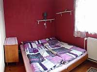 Ložnice s manželskou postelí - apartmán k pronájmu Mladé Buky