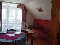 obyvací pokoj odpočinková a spací část - apartmán k pronajmutí Harrachov - Nový Svět