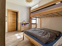 Druhá ložnice - postel a komoda, hračky - pronájem apartmánu Žacléř